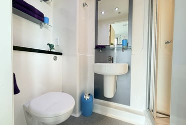 Deluxe En Suite at Ablett House, 2 Great Crosshall Street, City Centre, Liverpool, L32AF - Image 6