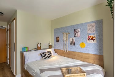 Large En Suite at The Curve, 14 Fieldgate Street, Shoreditch, London, E11ES - Image 1
