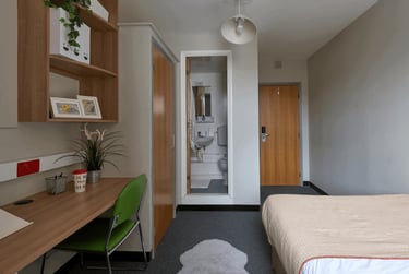 Classic En-suite at Northernhay House, Northernhay Place, Central, Exeter, EX43RY - Image 3