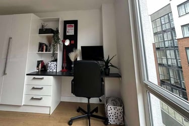 Gold Courtyard Studio, Floors 3-5 - Image 5