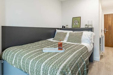 Ensuite Classic 6 Bed Upper Floor at Waterside, 58-62 Avon Street, City Centre, Bristol, BS20PX - Image 3