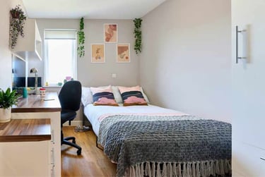 Flat Six Bedroom - Image 2