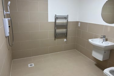 Extra Large Deluxe Studio - Image 3