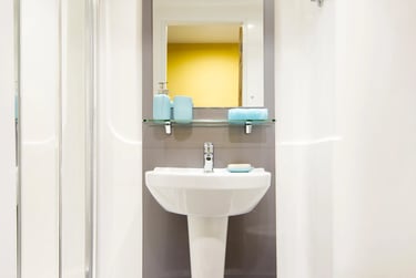 Deluxe En Suite at Bentley House, 10 Moland Street, City Centre, Birmingham, B47AU - Image 6