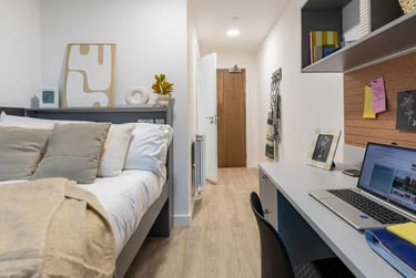 Ensuite Classic 5 Bed at Waterside, 58-62 Avon Street, City Centre, Bristol, BS20PX - Image 1