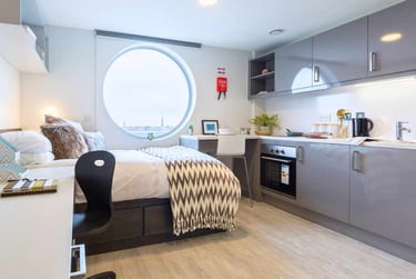 Studio Club - Image 2