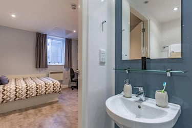 7 Bed Premium Studio - Image 7