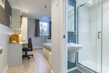 6 Bed Club En-suite - Image 8