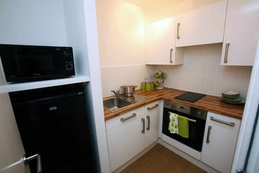 Silver Extra-Large Courtyard Studio, Floors 1-7 - Image 9