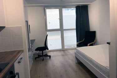 Gold Extra Large Courtyard Studio - Image 4