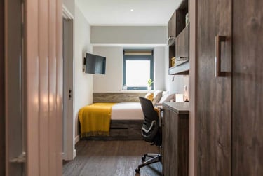 Gold En-suite - Image 1