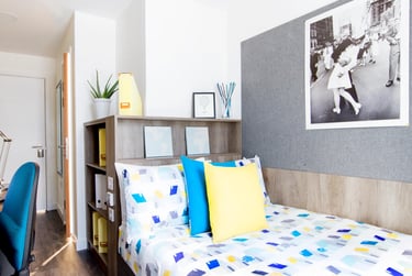 En Suite - 5 Bed Flat - Image 1