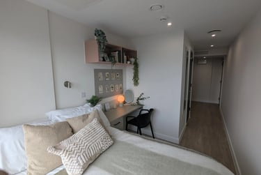Classic Ensuite (Floors 26-32) at Crown Place, 75 Lancaster Street, City Centre, Birmingham, B47FN - Image 2