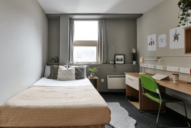 Basic En-suite at Northernhay House, Northernhay Place, Central, Exeter, EX43RY - Image 1