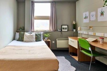 Ensuite Basic at Northernhay House, Northernhay Place, City Centre, Exeter, EX43RY - Image 1