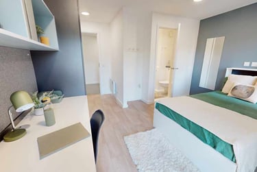 Premium En-suite at Elmstead Place, 48 Elmstead Road, Greenstead, Colchester, CO43GD - Image 1