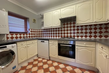2 bed flat, Roath, Adamstown, Cardiff, CF241DX - Image 2