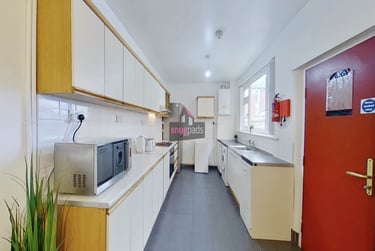 6 bed house, Salford, Langworthy, M65PP - Image 2