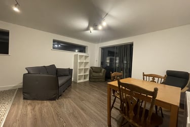 1 bed flat, Cathays, Cardiff, CF244EH - Image 2