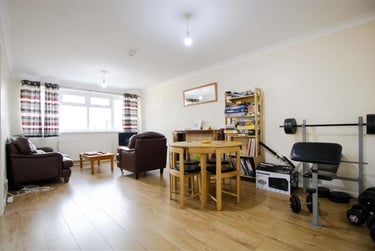 2 bed flat, Lodge Hill Road, Selly Oak, Birmingham, B296NL - Image 1