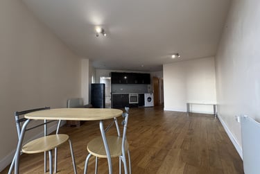 2 bed flat, City Centre, Cardiff, CF102FJ - Image 3