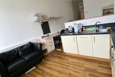 1 bed studio, City Centre, Neath, Swansea, SA15HN - Image 2