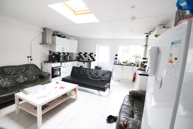 8 bed house, Cathays, Cardiff, CF244BU - Image 1