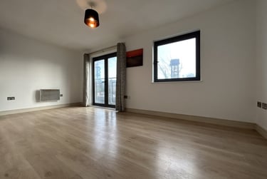 2 bed flat, Cardiff Bay, Splott, Cardiff, CF104JD - Image 2