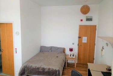 1 bed studio, City Centre, Neath, Swansea, SA15HN - Image 2