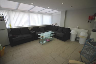 9 bed house, Cathays, Cardiff, CF244HZ - Image 1