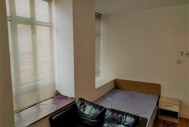 1 bed studio, City Centre, Neath, Swansea, SA15HN - Image 2