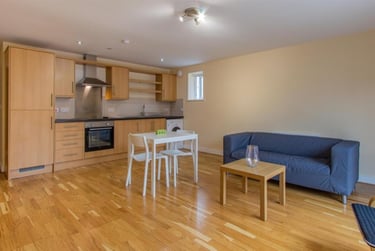 1 bed flat, City Centre, Cardiff, CF102EA - Image 2