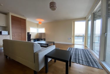 2 bed flat, Cardiff Bay, Cardiff, CF104RG - Image 1