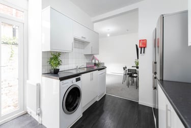 6 bed house, Salford, Weaste, M65QT - Image 3