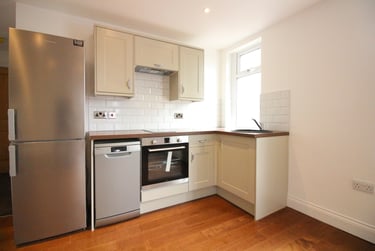 1 bed flat, Roath, Adamstown, Cardiff, CF241AJ - Image 2