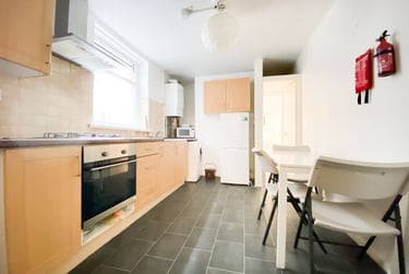3 bed flat, Roath, Plasnewydd, Cardiff, CF243BQ - Image 1