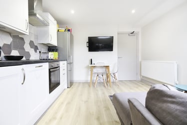 2 bed flat, Cathays, Cardiff, CF244NB - Image 1