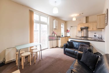 3 bed flat, Salford, Seedley, M67EW - Image 1
