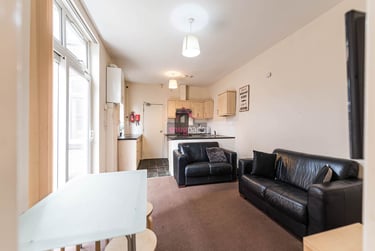3 bed flat, Salford, Seedley, M67EW - Image 2