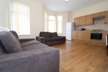 4 bed flat, Roath, Plasnewydd, Cardiff, CF243RP - Image 1