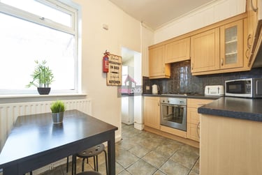 5 bed house, Salford, Irlams O' Th' Height, M67HP - Image 2