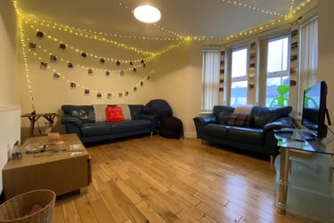 4 bed house, Cathays, Cardiff, CF244HP - Image 1