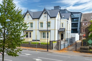 3 bed flat, City Centre, Cardiff, CF103DQ - Image 1