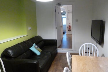 4 bed house, Sandfields, Neath, Swansea, SA13TA - Image 1