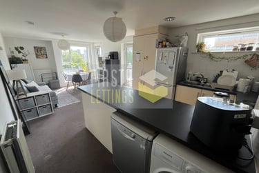4 bed flat, Vaughan Way, Highfields, Leicester, LE14SH - Image 2