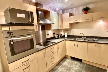 1 bed house, Cardiff Bay, Cardiff, CF105NH - Image 2