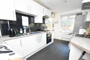 6 bed house, North Park Avenue, Earlham, Norwich, NR47EF - Image 2