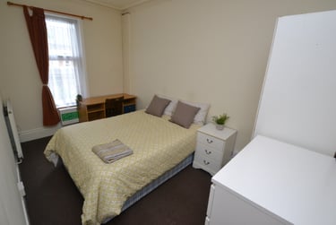 2 bed flat, Henry Road, West Bridgford, Nottingham, NG27ND - Image 2