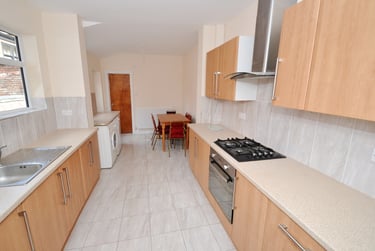 5 bed house, Albert Grove, Radford, Nottingham, NG71PA - Image 1