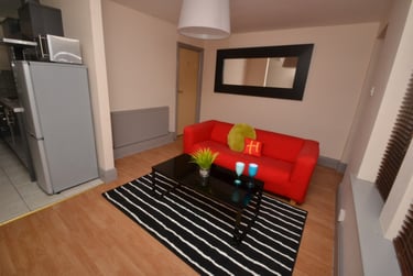 2 bed flat, Exeter Road, Forest Fields, Nottingham, NG76LS - Image 1